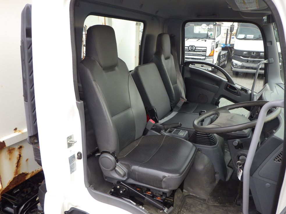 乗車定員は3名です。|いすゞ フォワード 2RG-FRR90S1(2WD)の写真6