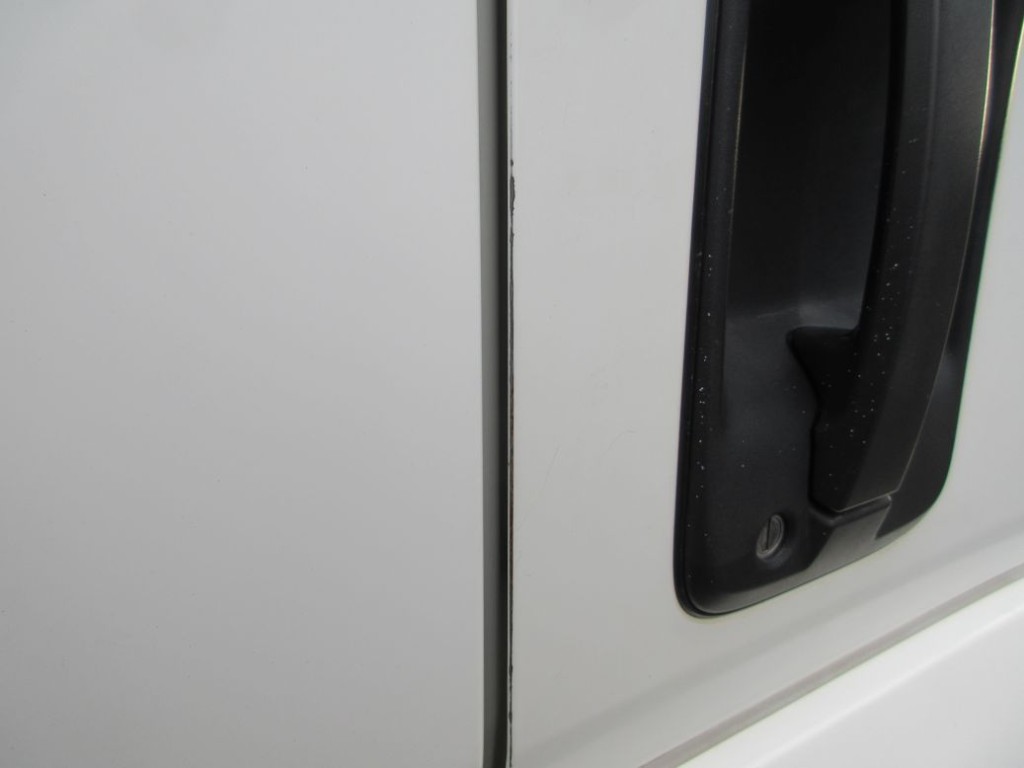 運転席側ドアに小キズがあります。(助手席側にもあります)|いすゞ フォワード 2RG-FRR90S1(2WD)の写真18