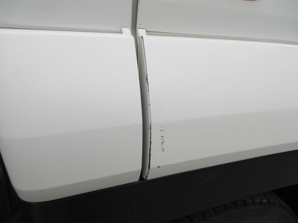 運転席側フェンダーにキズがあります。(助手席側にもあります)|いすゞ フォワード 2RG-FRR90S1(2WD)の写真19