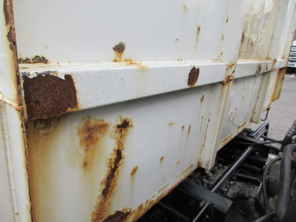 プロテクター前面にサビ・凸があります。|いすゞ フォワード 2RG-FRR90S1(2WD)の写真20