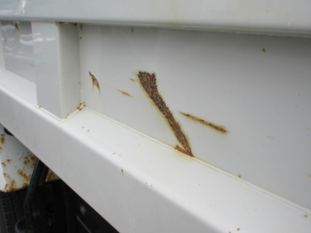 ボディーの両サイドにキズ・サビ・凸があります。|いすゞ フォワード 2RG-FRR90S1(2WD)の写真22