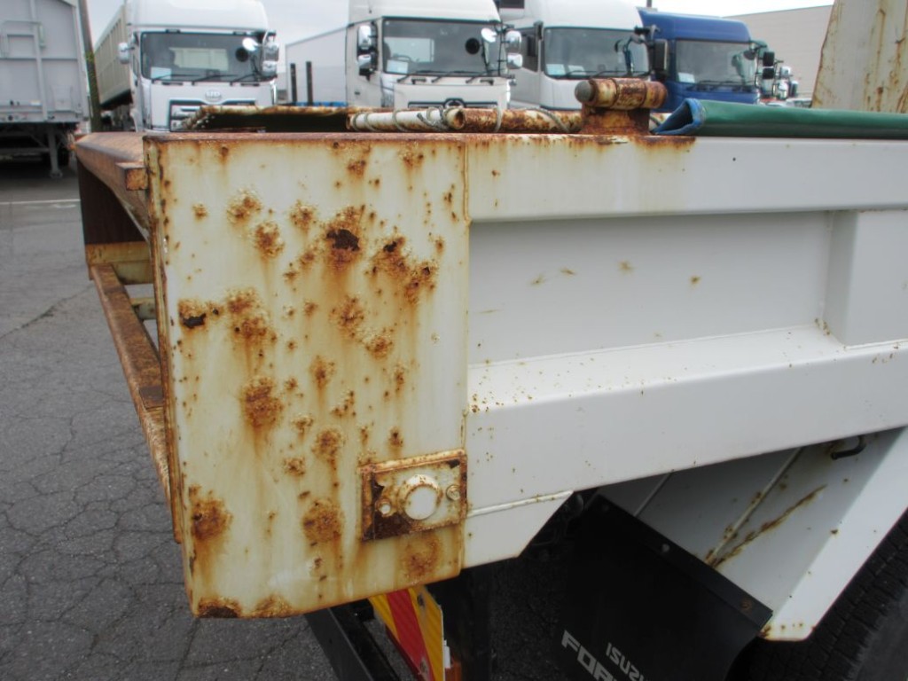 ボディー後方の両サイドにサビがあります。|いすゞ フォワード 2RG-FRR90S1(2WD)の写真23