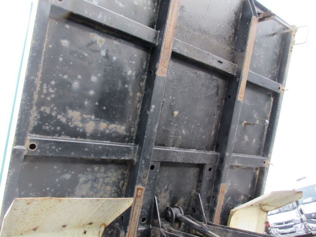 ボディー裏側にサビがあります。|いすゞ フォワード 2RG-FRR90S1(2WD)の写真24