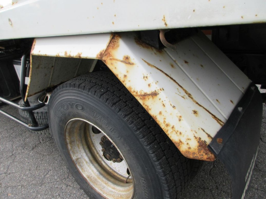 左右のリヤフェンダーにキズ・サビ・ヘコミがあります。|いすゞ フォワード 2RG-FRR90S1(2WD)の写真26