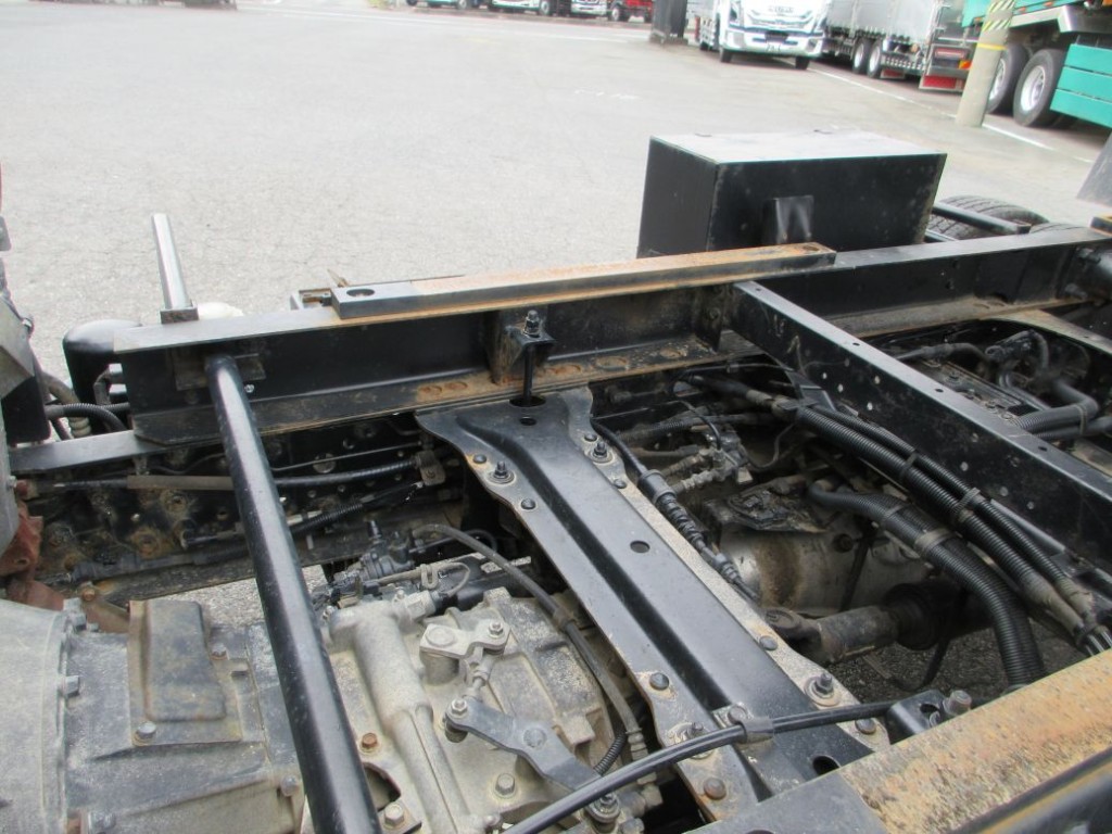 シャーシ内側にサビがあります。|いすゞ フォワード 2RG-FRR90S1(2WD)の写真28