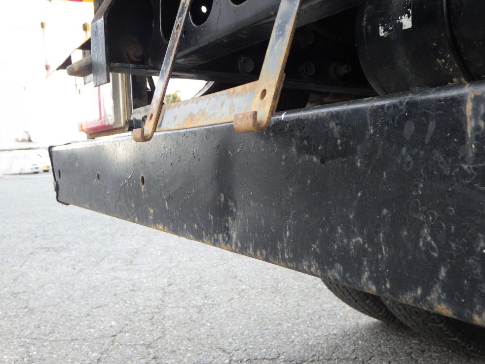 リヤバンパーにキズ・サビ・ヘコミがあります。|いすゞ フォワード 2RG-FRR90S1(2WD)の写真32