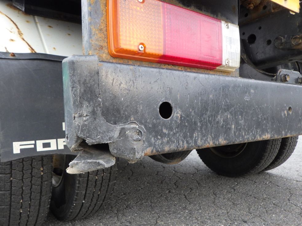 リヤバンパーの助手席側にキズ・ヘコミがあります。|いすゞ フォワード 2RG-FRR90S1(2WD)の写真33