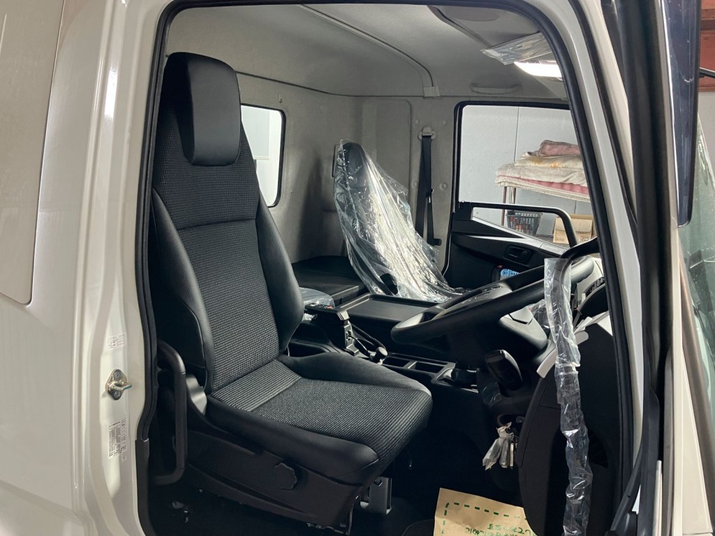 乗車定員は2名です。|三菱 ファイター 2KG-FK65F(2WD)の写真5