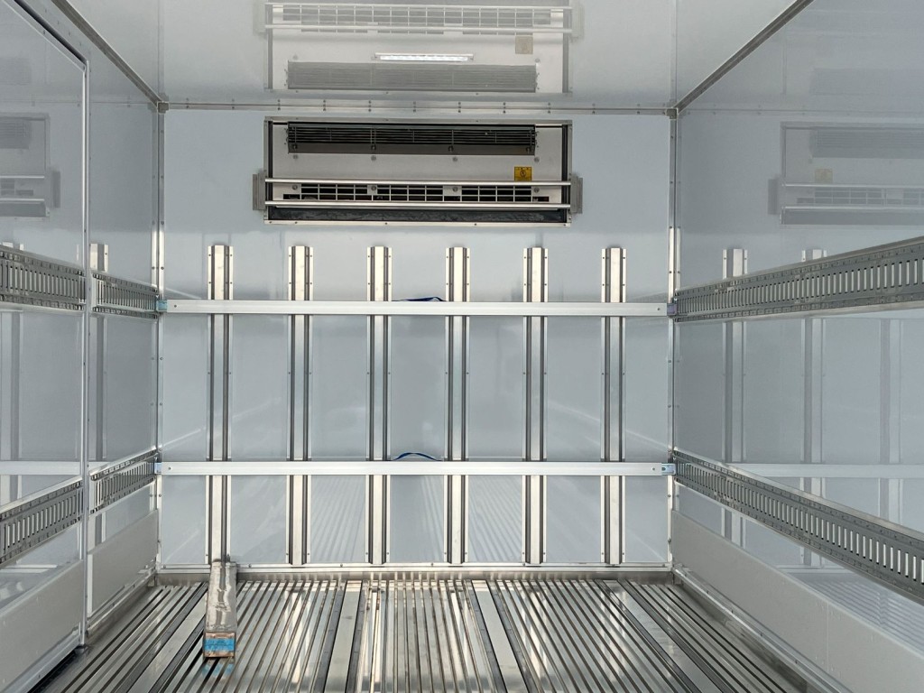 冷凍機吹き出し口の状態です。|三菱 ファイター 2KG-FK65F(2WD)の写真12