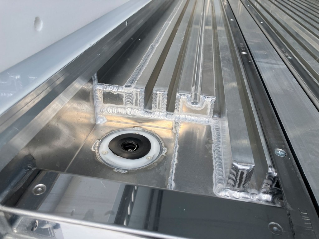 四隅に水抜き穴が付いています。|三菱 ファイター 2KG-FK65F(2WD)の写真13