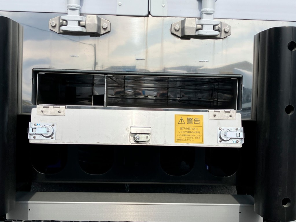 ジョロダー収納付きです。|三菱 ファイター 2KG-FK65F(2WD)の写真16