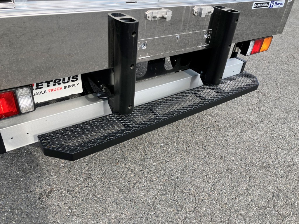 リヤステップ付きです。|三菱 ファイター 2KG-FK65F(2WD)の写真17