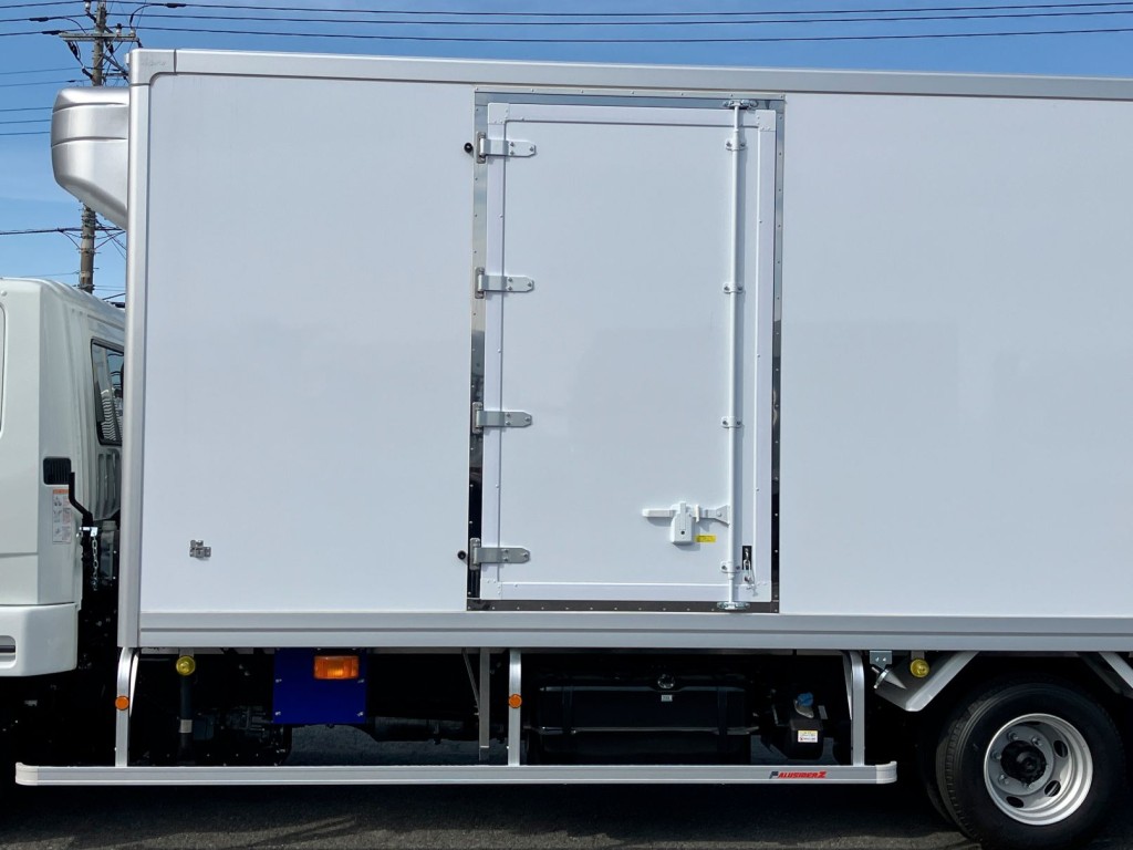 助手席側にサイドドアが付いています。片開き式です|三菱 ファイター 2KG-FK65F(2WD)の写真18