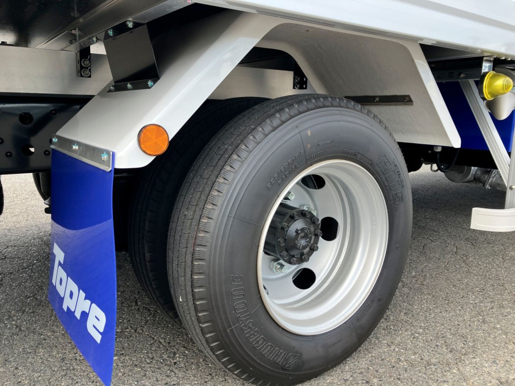 リヤフェンダーはFRP製です。|三菱 ファイター 2KG-FK65F(2WD)の写真22