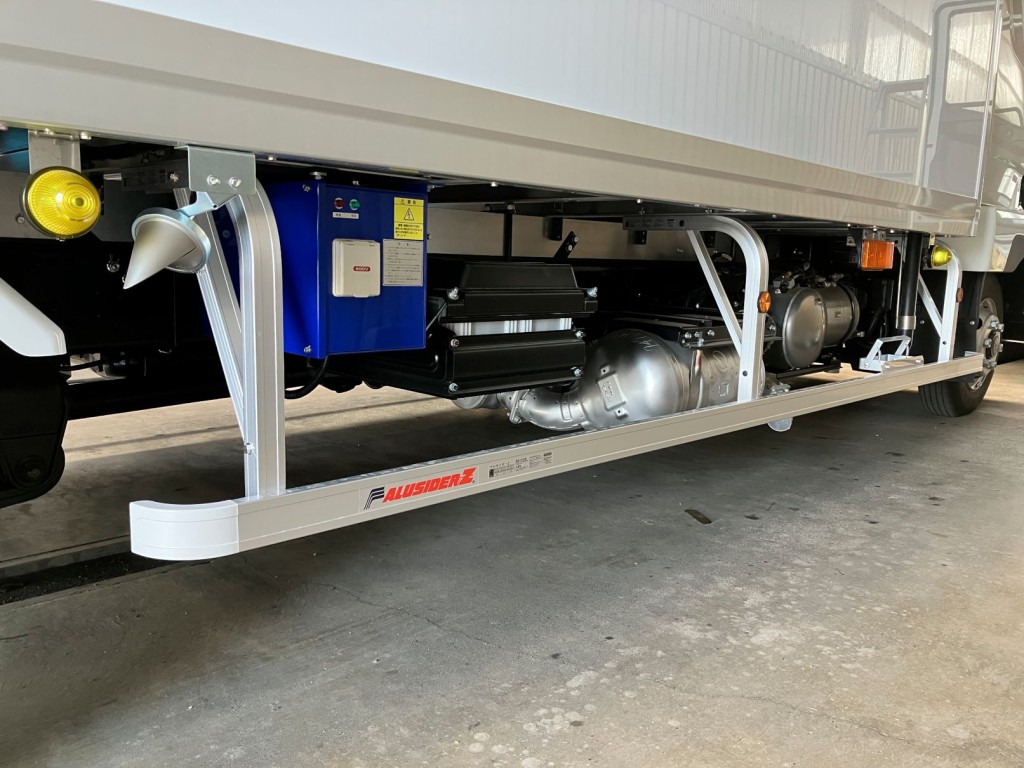 サイドバンパーはアルミ製です。|三菱 ファイター 2KG-FK65F(2WD)の写真23