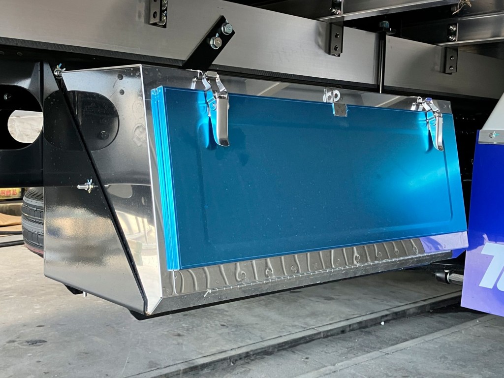 工具箱はステンレス製です。|三菱 ファイター 2KG-FK65F(2WD)の写真24