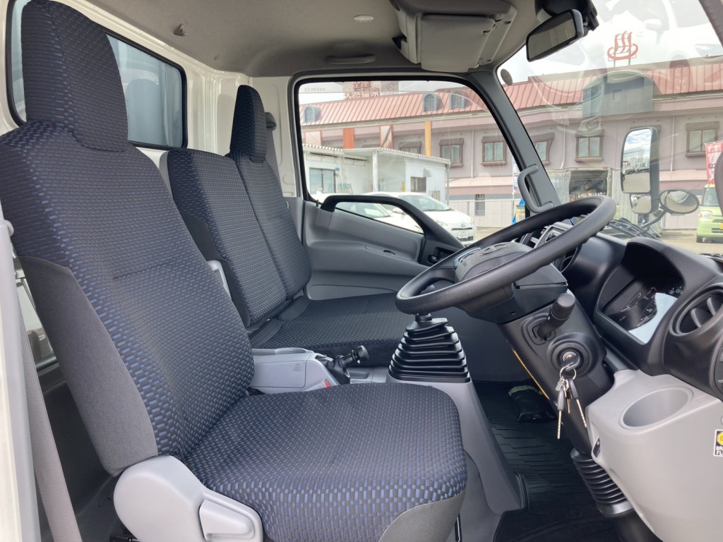 車内です。|日野 デュトロ 2KG-XZU712M(2WD)の写真11