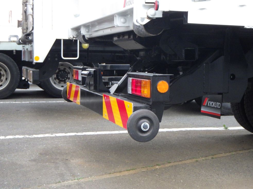 リヤバンパーは可倒式です。|三菱 キャンター 2PG-FEB90(2WD)の写真16