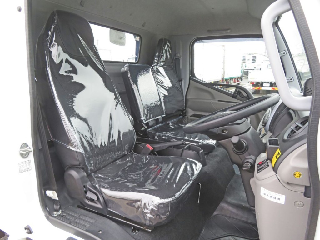 乗車定員は3名です。|三菱 キャンター 2PG-FEB90(2WD)の写真6