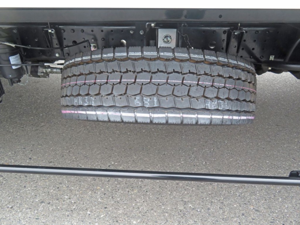 スペアタイヤ付きです。|三菱 キャンター 2PG-FEB90(2WD)の写真21