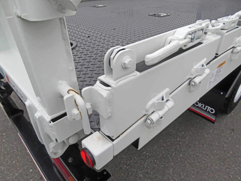 後方周りに少し置きサビがあります。|三菱 キャンター 2PG-FEB90(2WD)の写真24