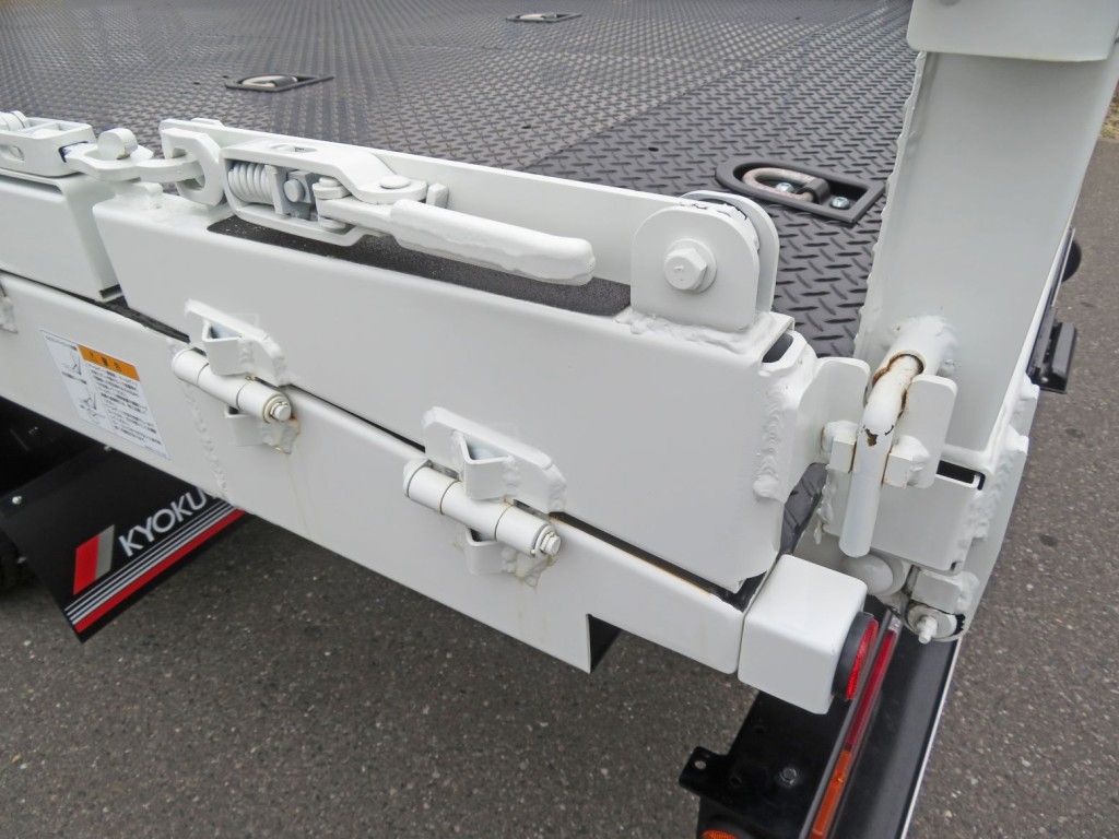 後方周りに少し置きサビがあります。|三菱 キャンター 2PG-FEB90(2WD)の写真25