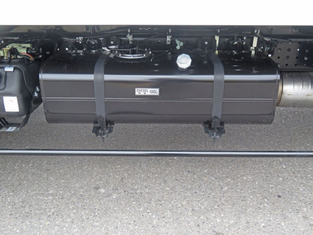 燃料タンクは100Lです。|三菱 キャンター 2PG-FEB90(2WD)の写真26