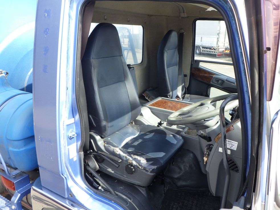 乗車定員は2名です。|三菱 ファイター QKG-FK72FZの写真6