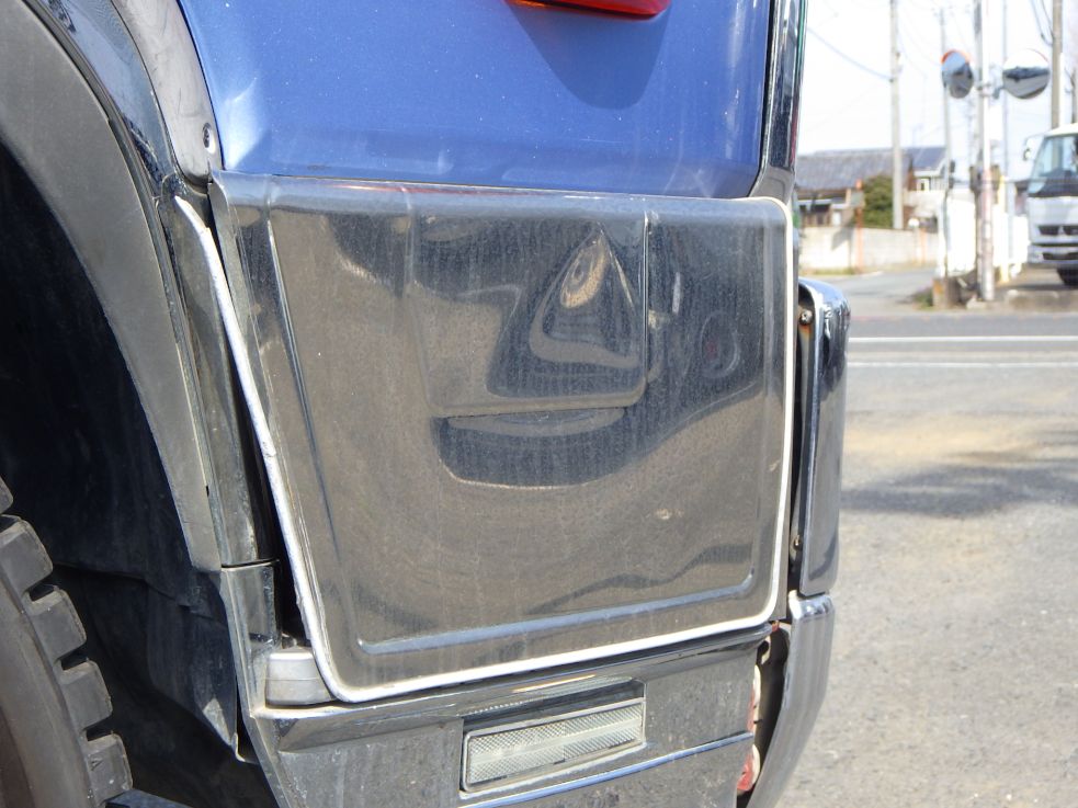 運転席側ドア前方のカバーにヘコミがあります。|三菱 ファイター QKG-FK72FZの写真26