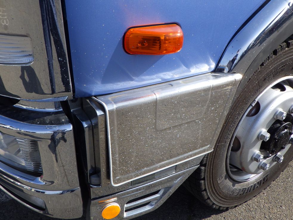 助手席側ドア前方にコンクリートの飛びがあります。|三菱 ファイター QKG-FK72FZの写真27