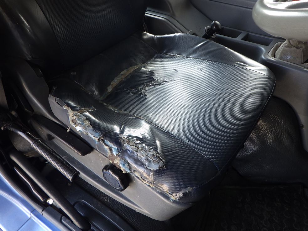 運転席座面にヘタリ・破れがあります。|三菱 ファイター QKG-FK72FZの写真37