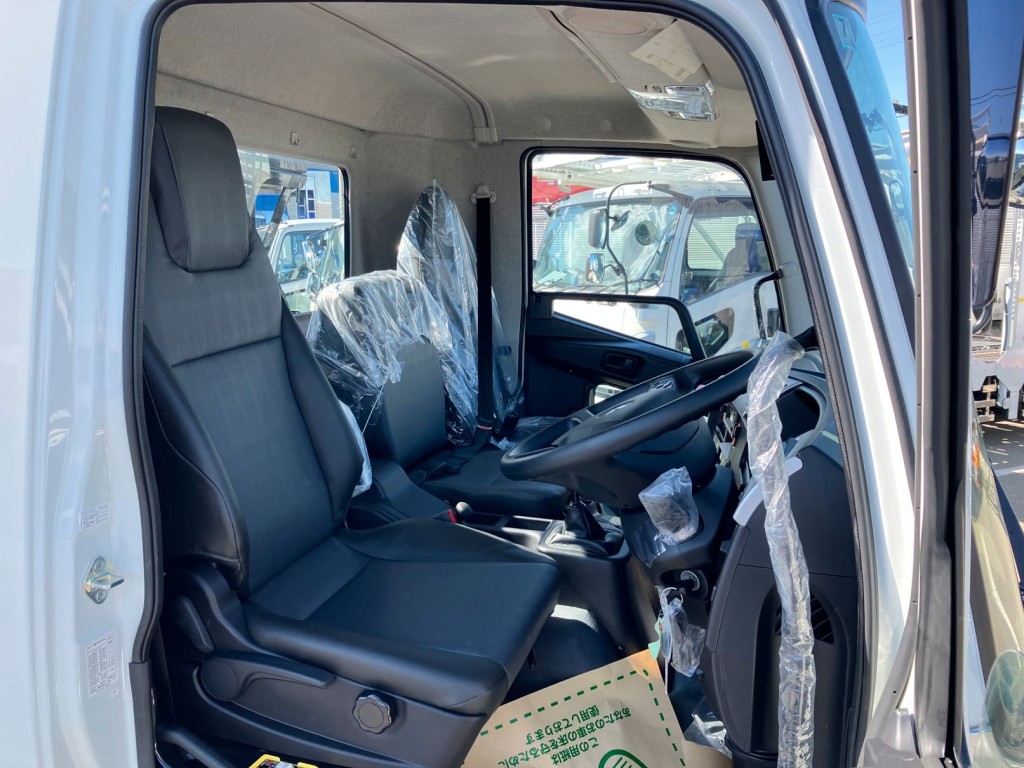 乗車定員は3名です。|三菱 ファイター 2KG-FK72F(2WD)の写真5