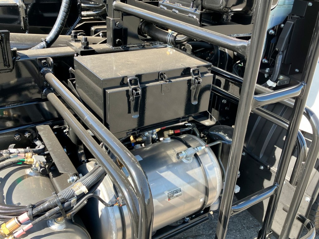 運転席側前方に工具箱が付いています。鉄製です|三菱 ファイター 2KG-FK72F(2WD)の写真13