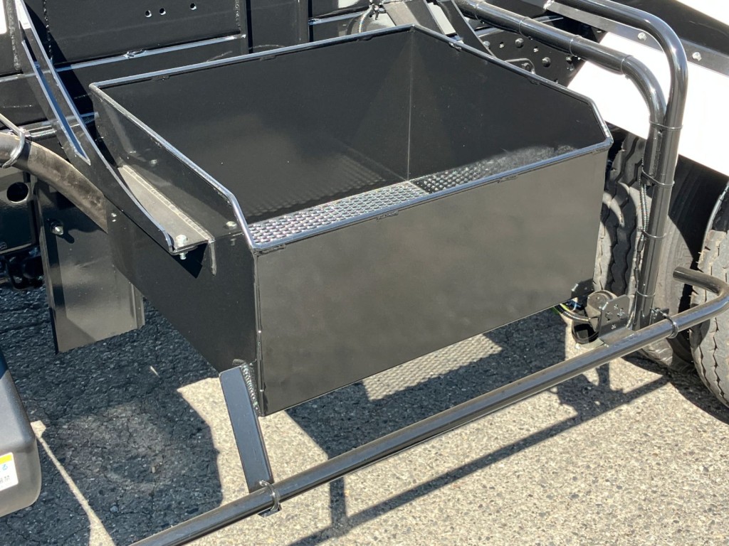 助手席側中央に物入れが付いています。鉄製です|三菱 ファイター 2KG-FK72F(2WD)の写真14