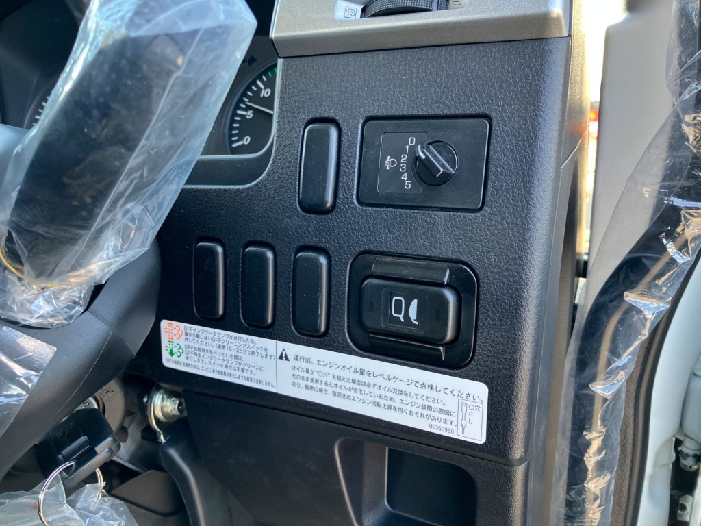 スイッチ類です。|三菱 ファイター 2KG-FK72F(2WD)の写真22