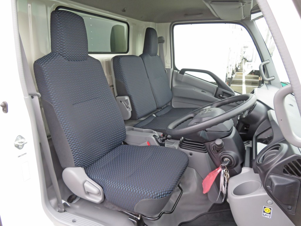 乗車定員は3名です。|日野 デュトロ 2KG-XZU710M(2WD)の写真6