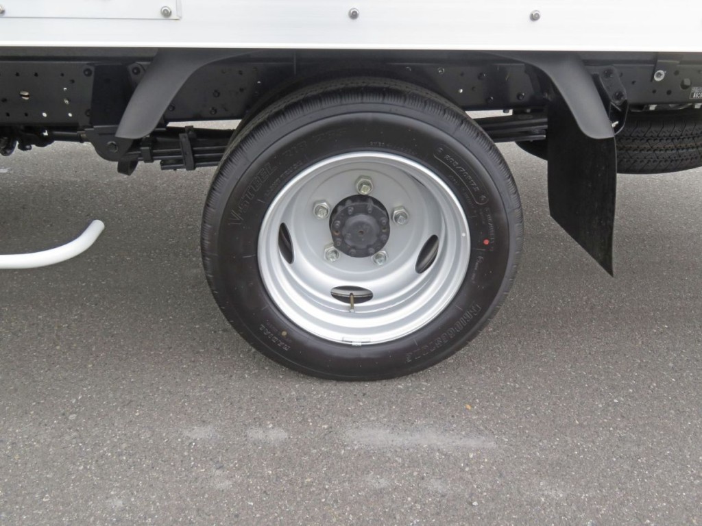 リアフェンダーは樹脂製です。|日野 デュトロ 2KG-XZU710M(2WD)の写真12