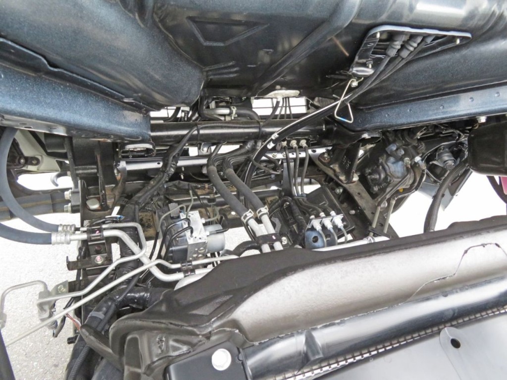 キャブ下に軽い置きサビがあります。|日野 デュトロ 2KG-XZU710M(2WD)の写真16