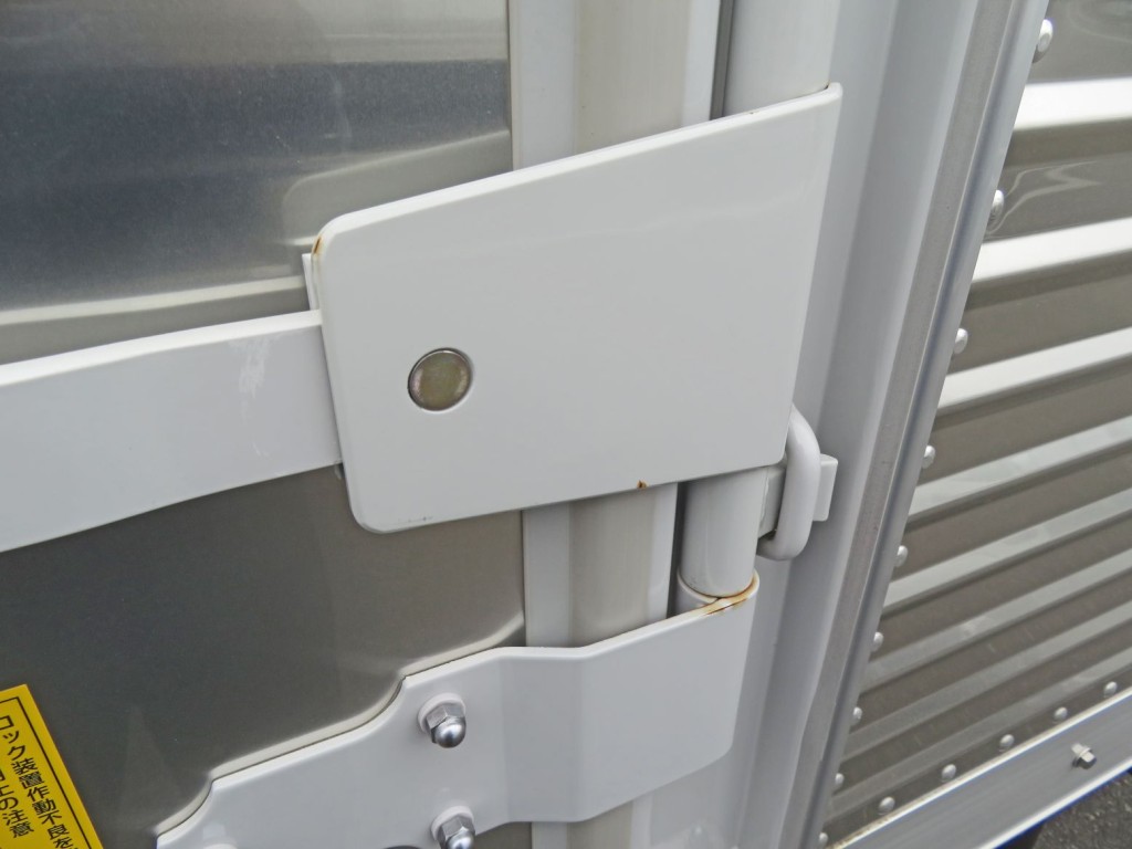 サイドドアの丁番に少し置きサビがあります。|日野 デュトロ 2KG-XZU710M(2WD)の写真18