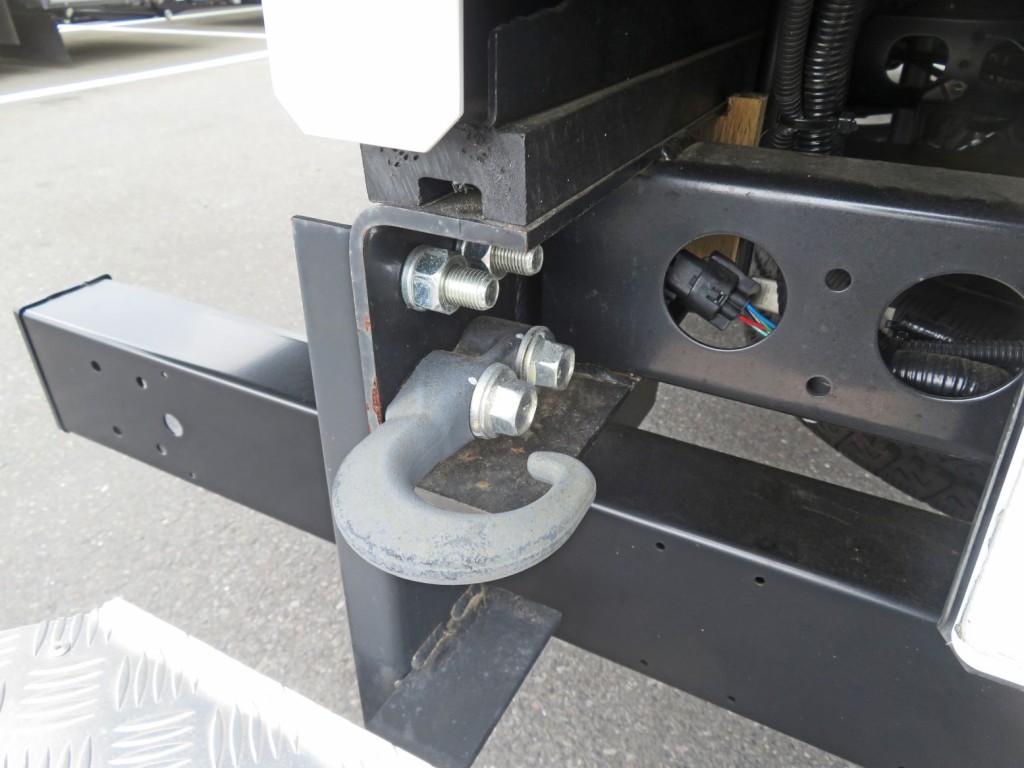 シャーシ後方に少し置きサビがあります。(牽引フックに色あせあります)|日野 デュトロ 2KG-XZU710M(2WD)の写真21