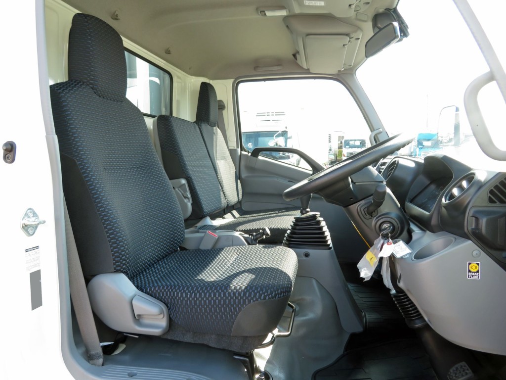 乗車定員は3名です。|日野 デュトロ 2KG-XZU712M(2WD)の写真6