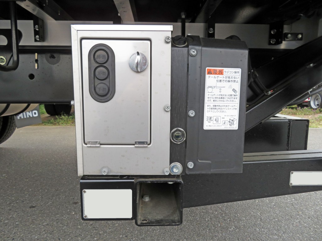 ゲートの操作スイッチです。|日野 レンジャー 2PG-FD2ABG(2WD)の写真12