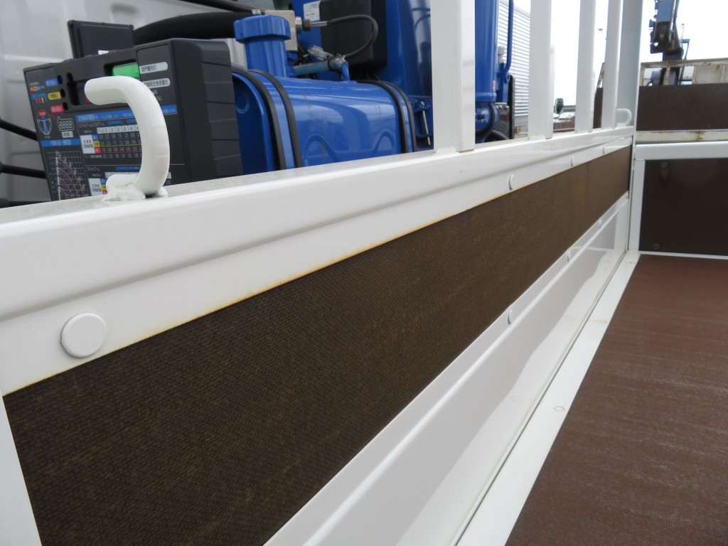 前立てに置きサビがあRます。|日野 デュトロ 2KG-XZU712M(2WD)の写真13