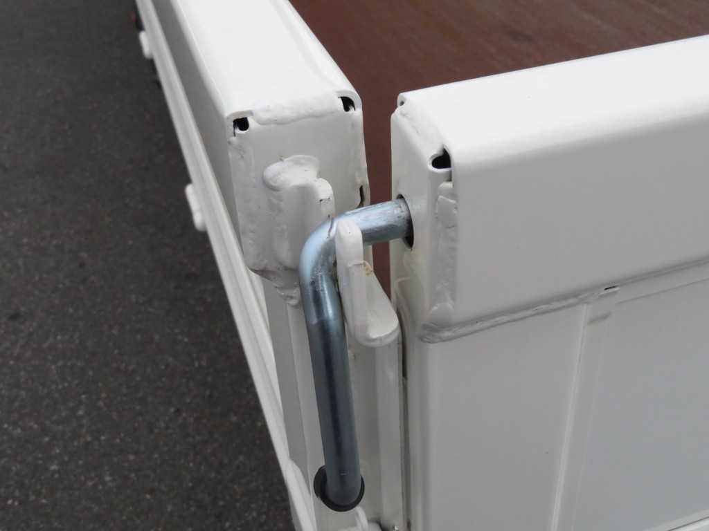 あおりロック部に置きサビがあります。|日野 デュトロ 2KG-XZU712M(2WD)の写真14