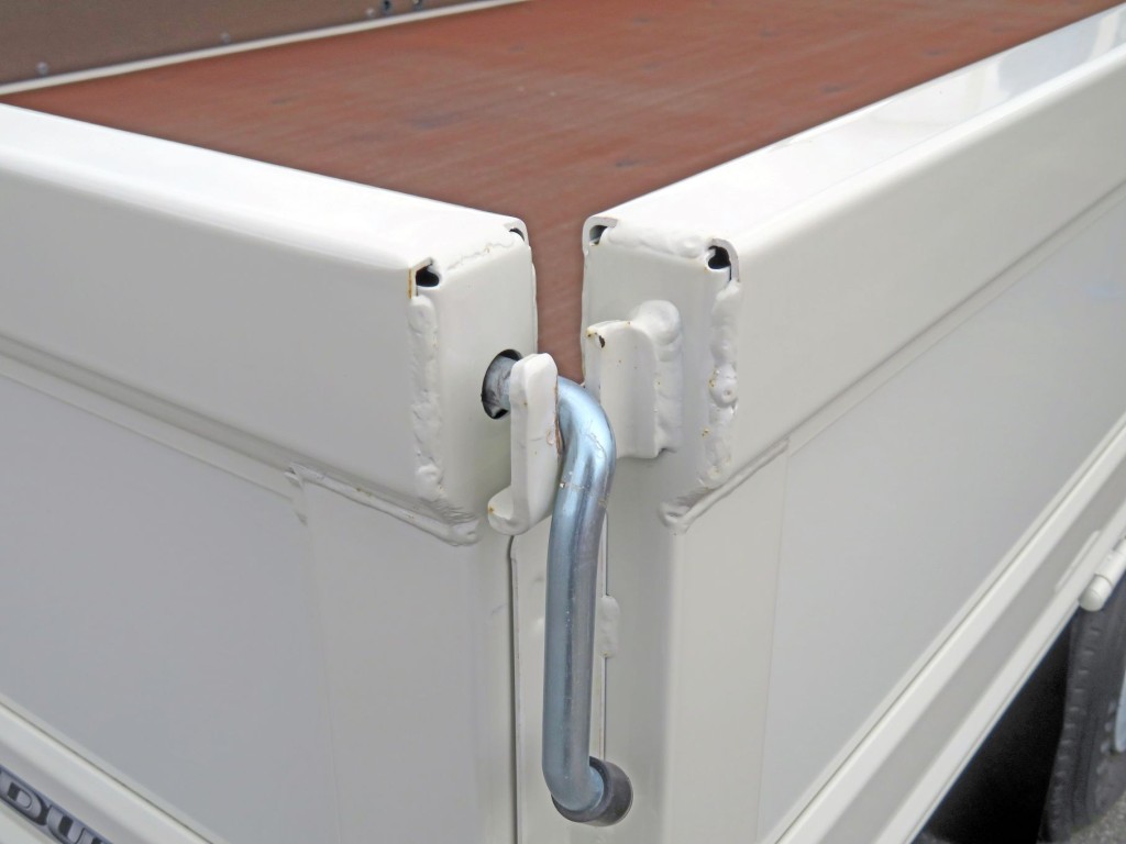 あおりロック部に置きサビがあります。|日野 デュトロ 2KG-XZU712M(2WD)の写真15