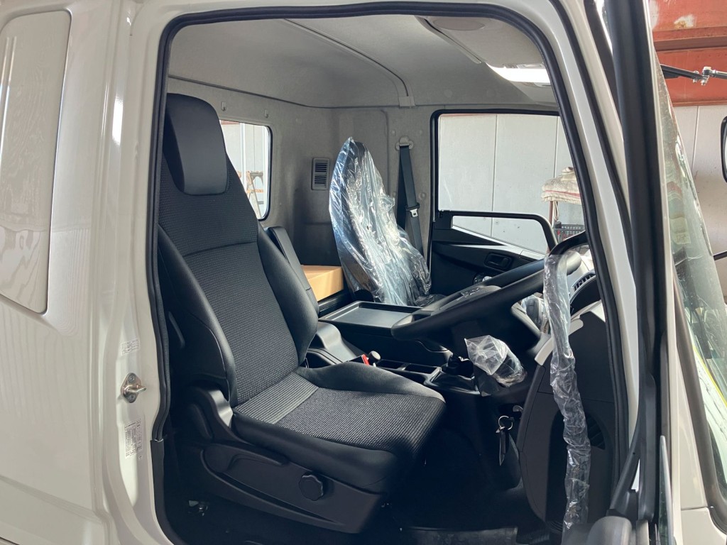 乗車定員は2名です。|三菱 ファイター 2KG-FK62F(2WD)の写真5