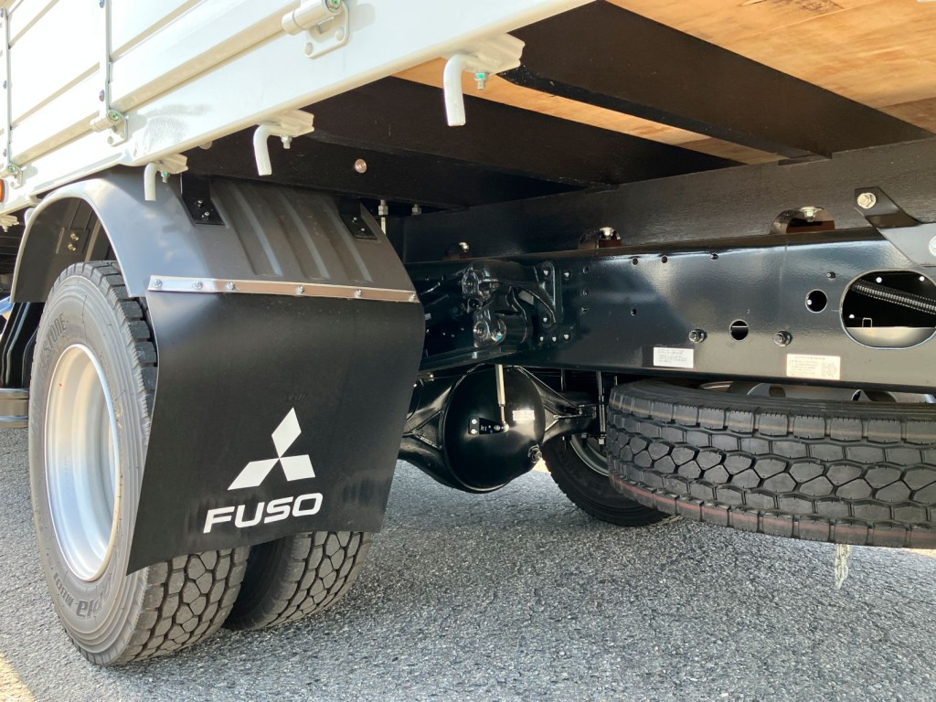 シャシとネタの状態です。ネタは木製です|三菱 ファイター 2KG-FK62F(2WD)の写真6