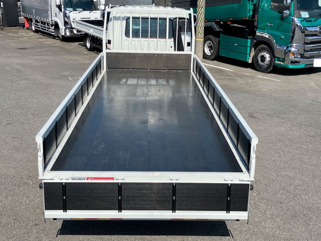 床は板張りです。|三菱 ファイター 2KG-FK62F(2WD)の写真8