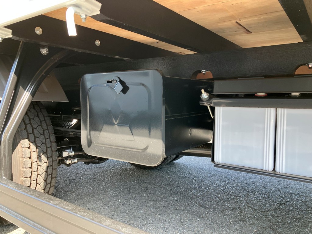 工具箱は鉄製です。|三菱 ファイター 2KG-FK62F(2WD)の写真11