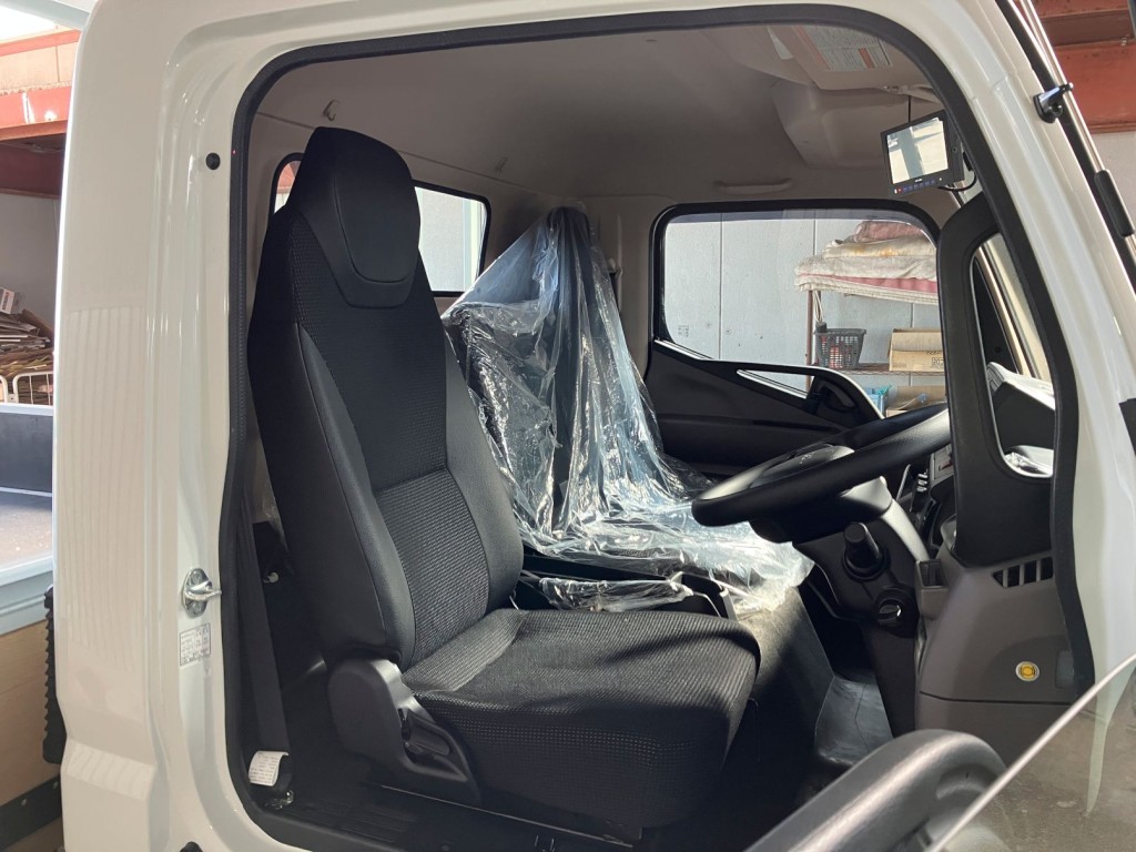 乗車定員は3名です。|三菱 キャンター 2RG-FEB50(2WD)の写真5